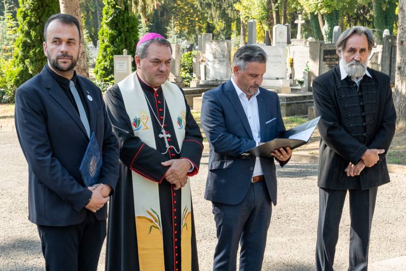 Szent Mihaly szobor_05.jpg